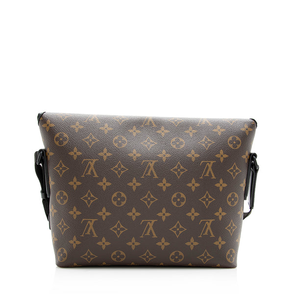 Louis Vuitton Monogram Magnetic Messenger Bag w/ Box & Receipt – Oliver  Jewellery
