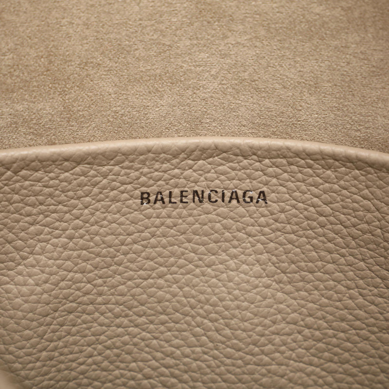 Balenciaga Medium Everyday Camera Bag (SHG-JDZMjW) – LuxeDH