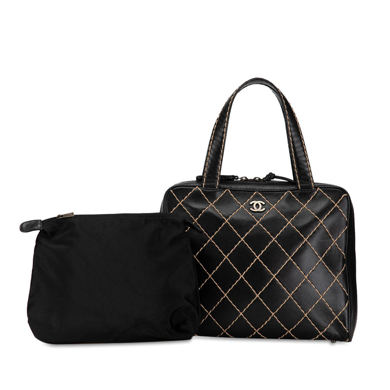 Chanel CC Wild Stitch Lambskin Handbag (SHG-19CouV)