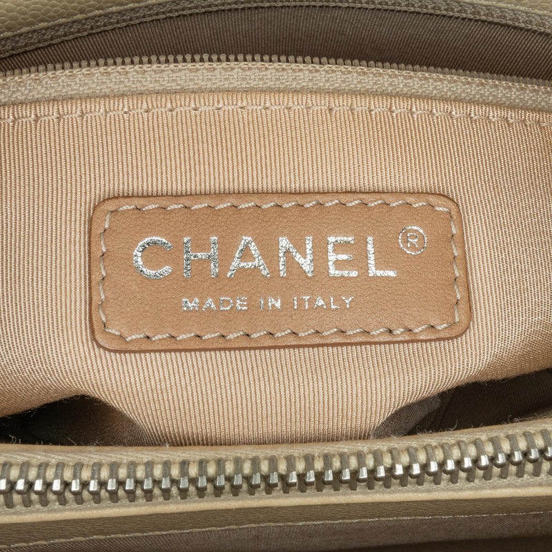 Chanel Caviar Timeless CC Soft Shopper Tote (SHG-ZZMmWs)