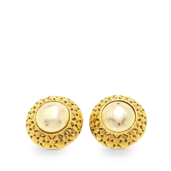 Chanel Faux Pearl Clip On Earrings (SHG-GYd3kP)