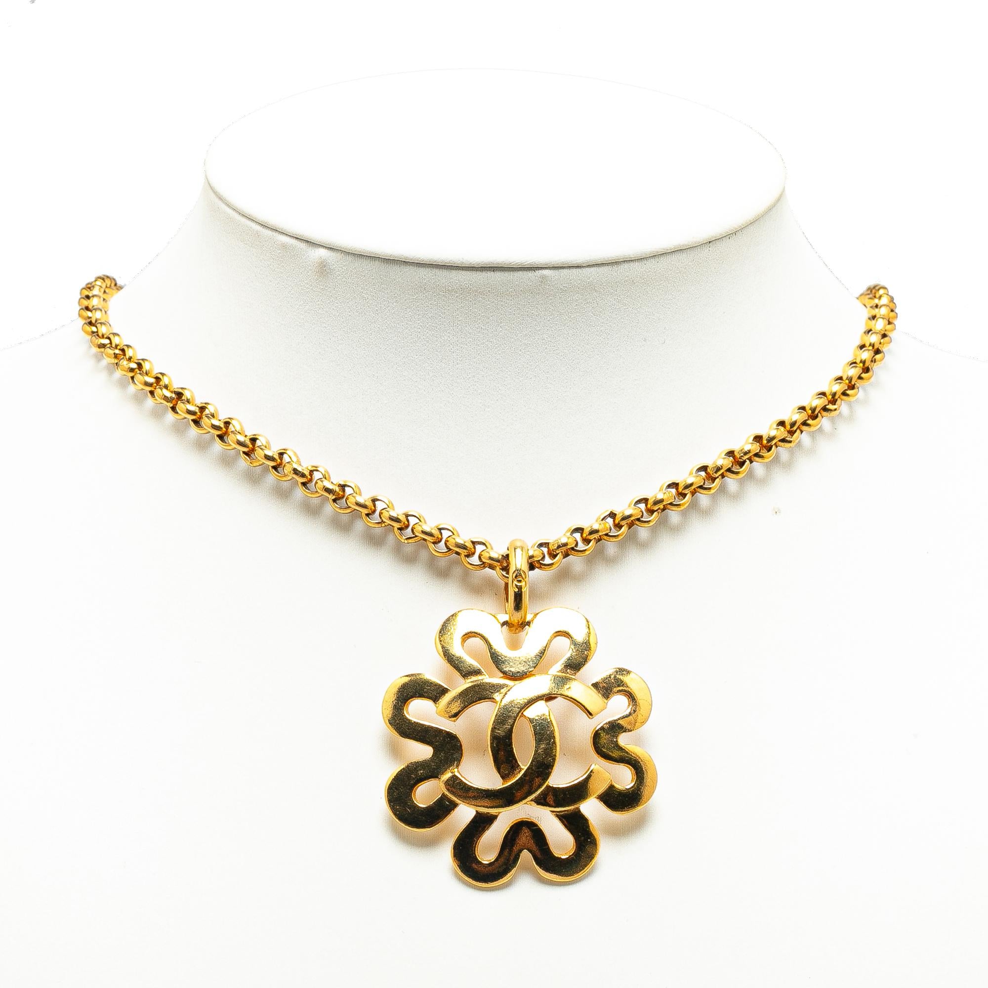 Chanel Gold Plated CC Flower Pendant Necklace (SHG-aKhmqq)