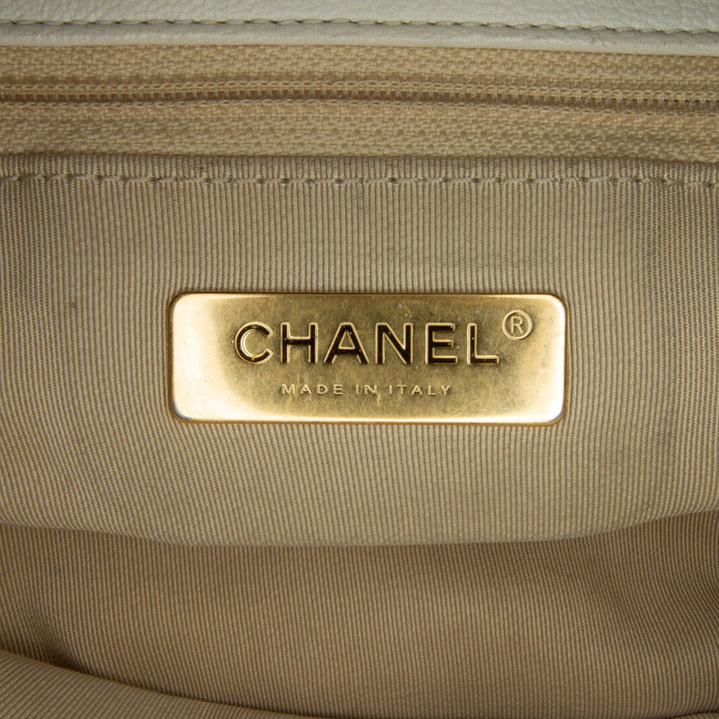 Chanel Maxi Lambskin 19 Flap (SHG-On907h)