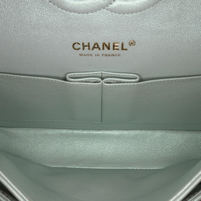 Chanel Medium Classic Iridescent Lambskin Double Flap (SHG-Ob6y5v)