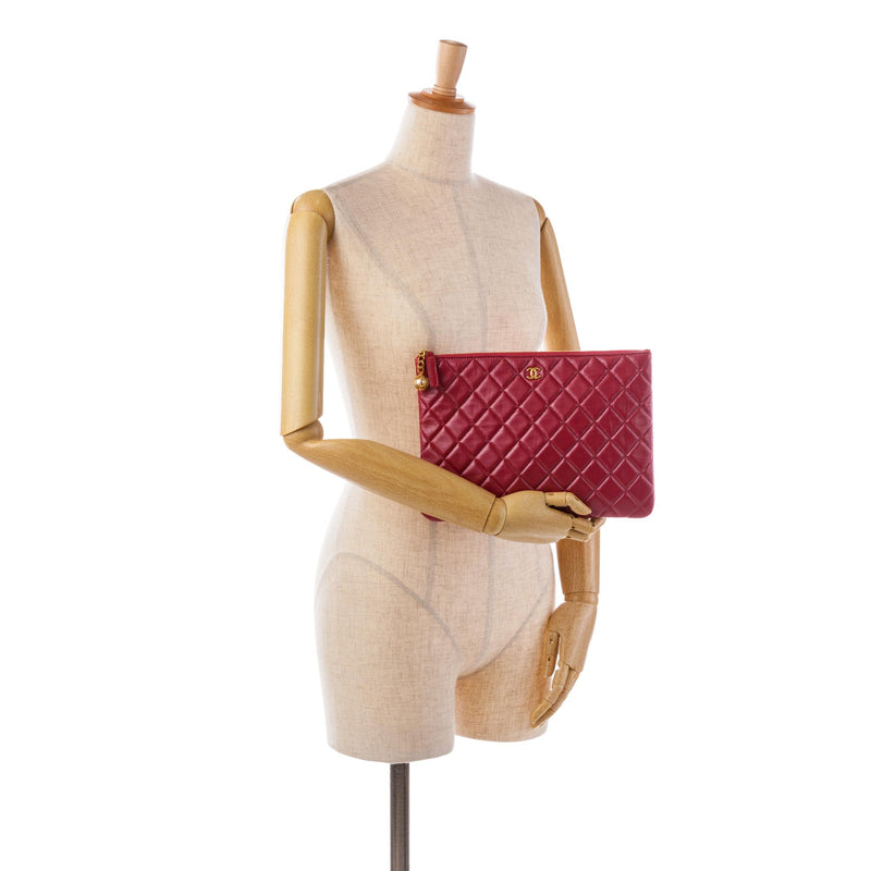 Chanel Medium Quilted Lambskin O Case Clutch (SHG-wDy0Mj)