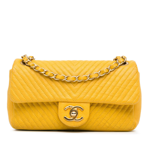 Chanel Medium Wrinkled Calfskin Chevron Medallion Charm Surpique Flap (SHG-lFqOe2)