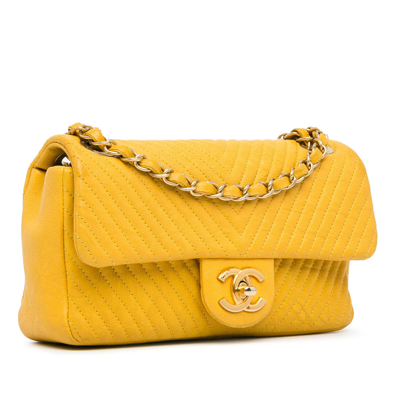 Chanel Medium Wrinkled Calfskin Chevron Medallion Charm Surpique Flap (SHG-lFqOe2)