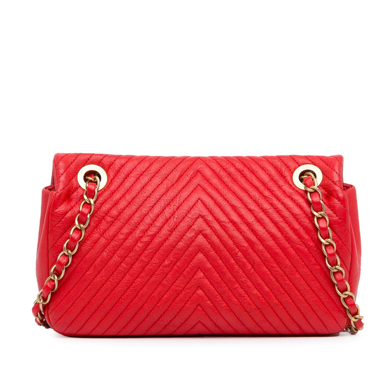 Chanel Medium Wrinkled Calfskin Quilted Chevron Medallion Charm Surpique Flap (SHG-U42TJR)