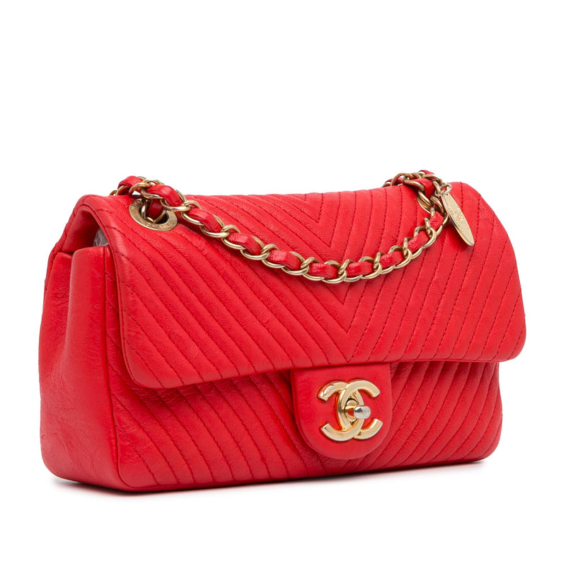 Chanel Medium Wrinkled Calfskin Quilted Chevron Medallion Charm Surpique Flap (SHG-U42TJR)