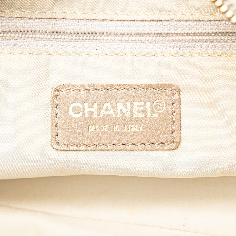 Chanel New Travel Line Handbag (SHG-dh5N6J)