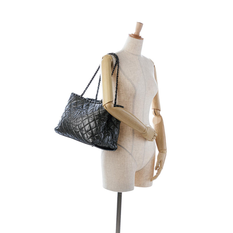 Chanel Quilted Aged Calfskin Chain Me Tote (SHG-63pbEt)