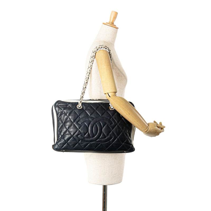 Chanel Quilted Calfskin Venice Shoulder Bag (SHG-FLdtgX)