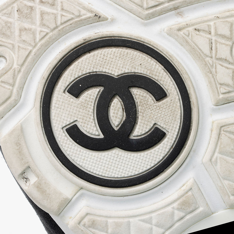 Chanel Quilted Suede CC Sneakers - Size 10 / 40 (SHF-nHAf1t)