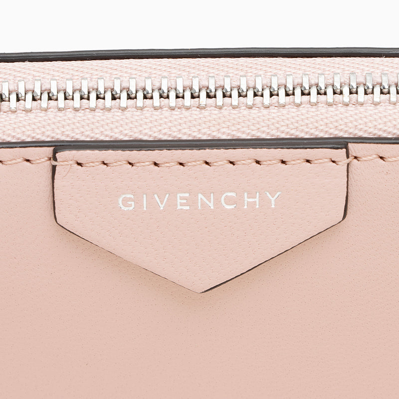 Givenchy Sugar Goatskin Antigona Baby Crossbody (SHF-NccjMW)