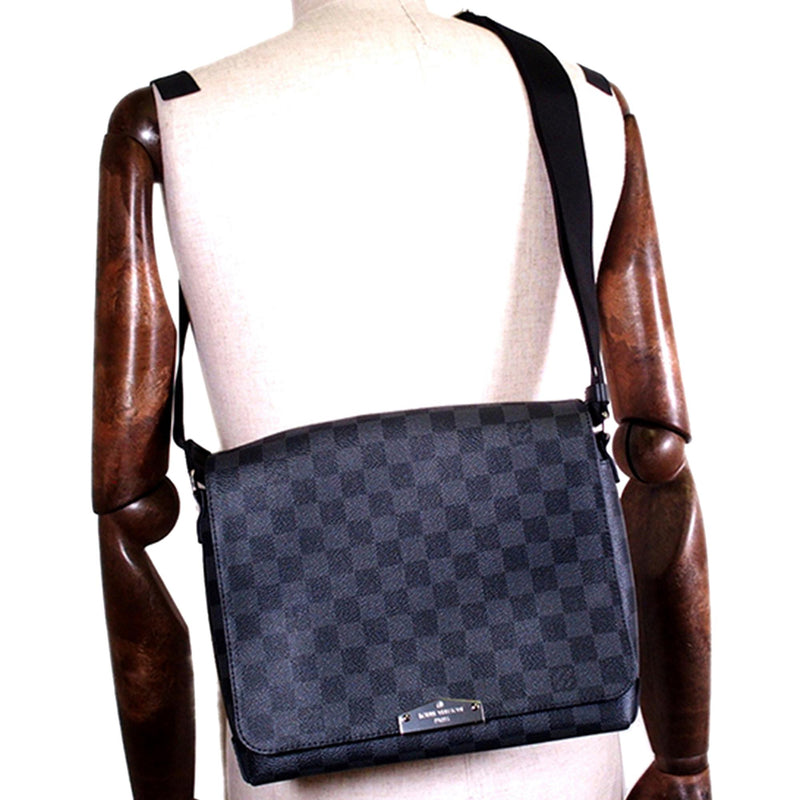 Louis Vuitton Damier Graphite District PM (SHG-ZQs9bk) – LuxeDH