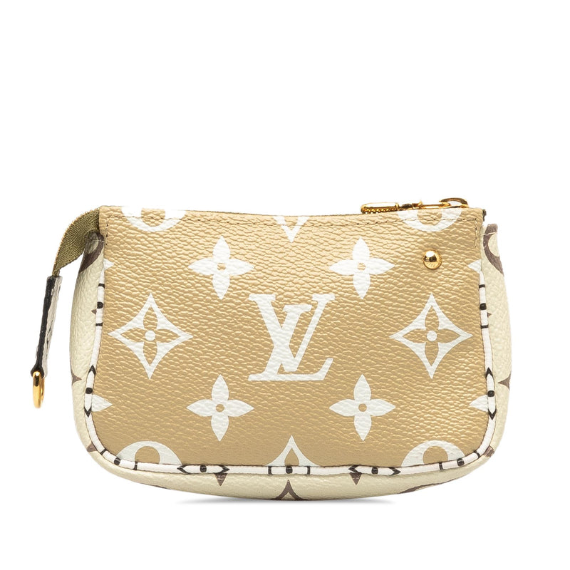 Louis Vuitton Monogram Giant Micro Pochette Accessoires (SHG-HbsFDu)