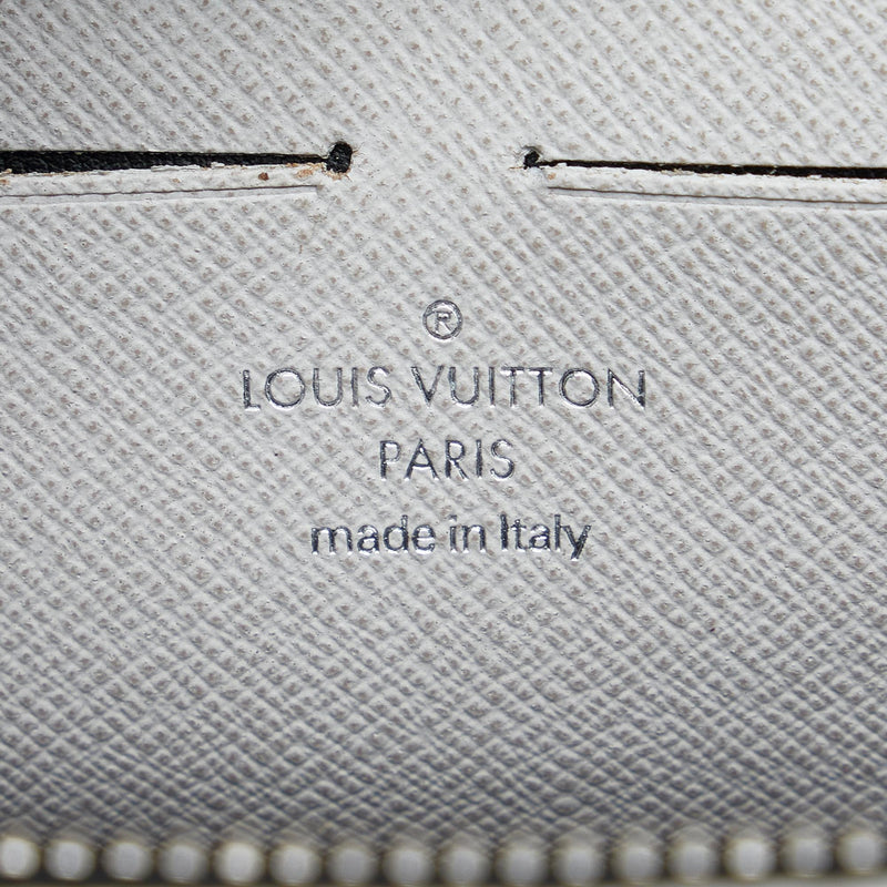 Louis Vuitton White Monogram Taigarama Pochette Voyage MM Cloth ref.963195  - Joli Closet