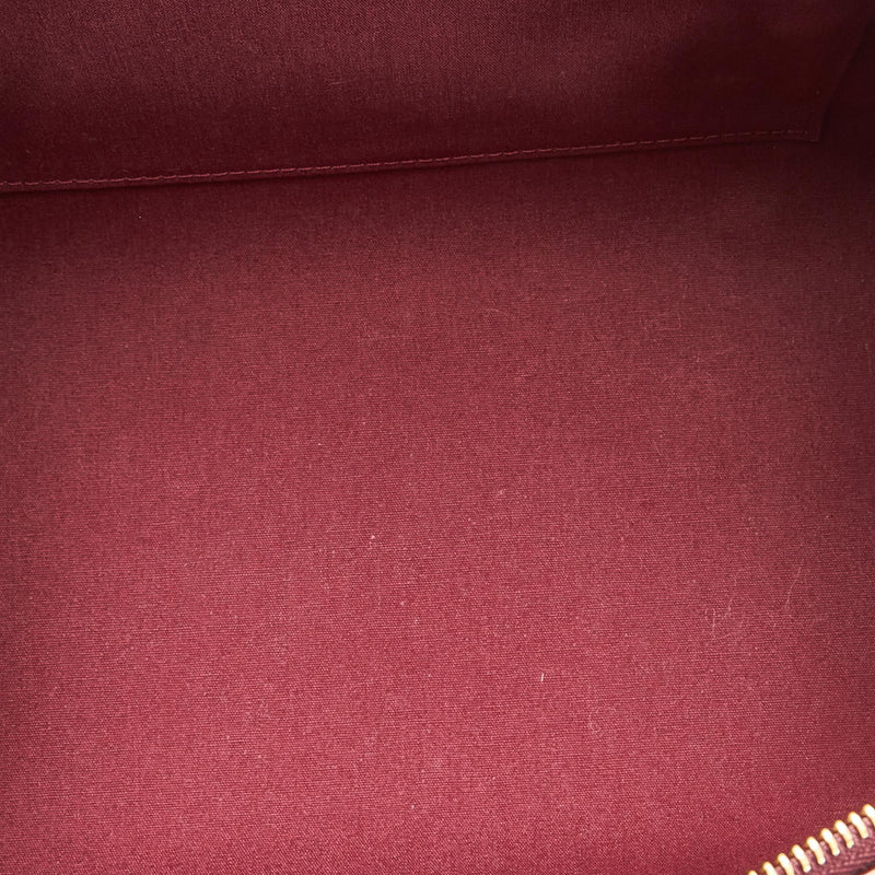 Sold at Auction: LOUIS VUITTON 2011 Sac SHERWOOD PM Cuir vernis rouge  Garniture métal doré Dimensions : 38 x 18 x 15 cm SHERWOOD PM