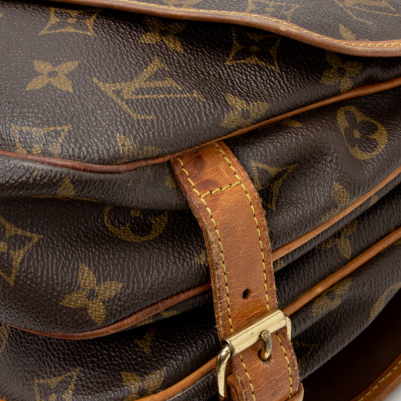 What's In My Bag? Louis Vuitton Saumur 43